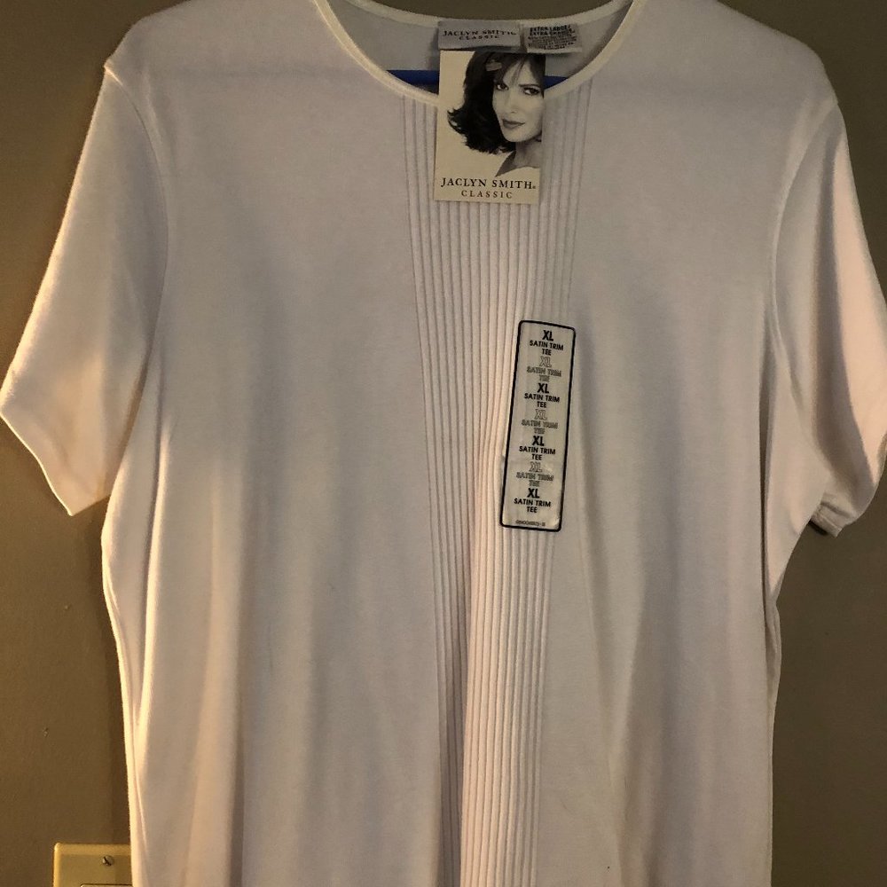 Jaclyn Smith Classic NEW white Size XL tee.